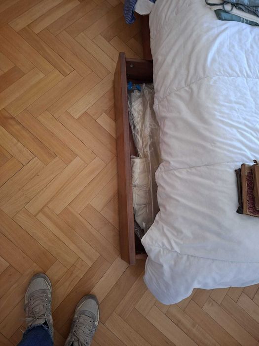 Cama de casal com 4 gavetas de arrumação