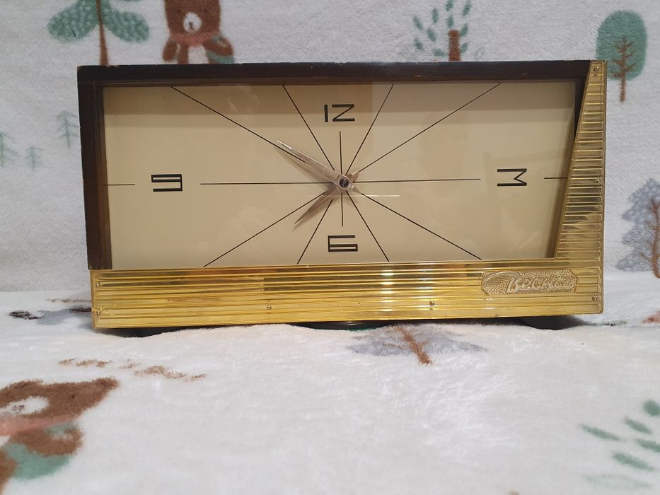 Часы настольные механические Весна с боем.