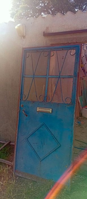 Porta Antiga em Ferro com Aro e Vidro - 200 x 95 cm