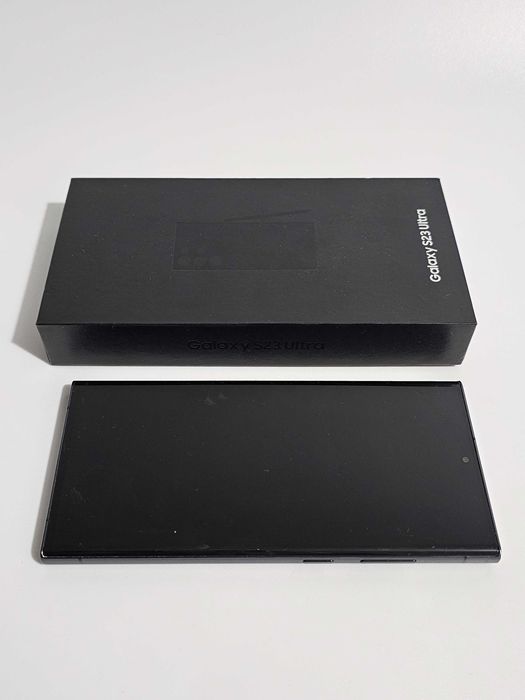 Samsung S23 Ultra 12/512GB.  Muito bom.