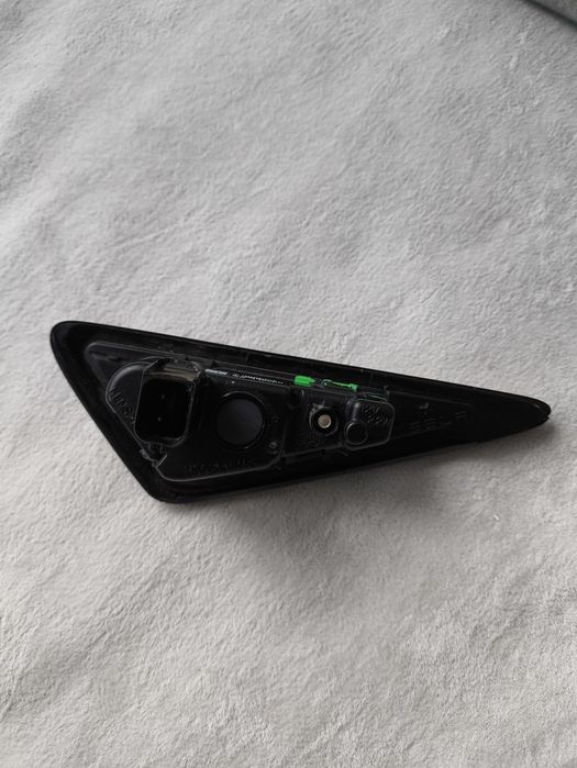 Повторювач поворота правий камера в крило model y