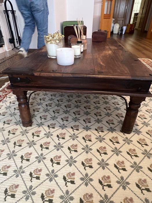 Mesa de centro em madeira maciça - Charme e requinte