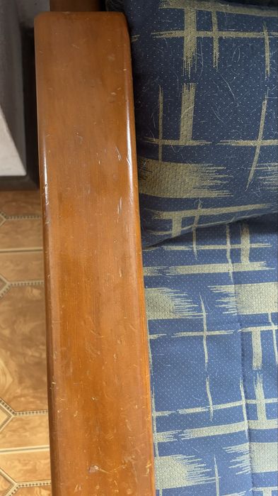 Sofá cama em madeira clara