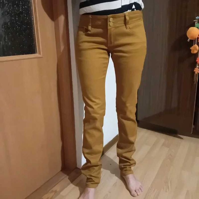 Spodnie jeansy rurki musztardowe 38