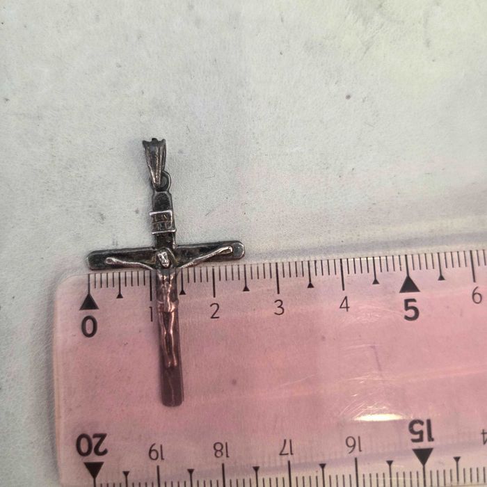 Sprzedam stary srebrny  krzyżyk z wizerunkiem Jezusa Chrystusa