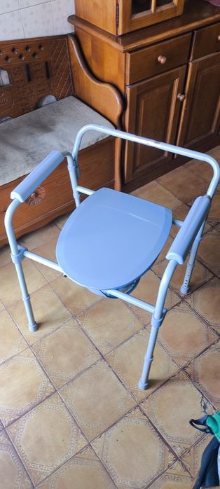 Cadeira de Rodas+cadeira sanitária+ andarilho +almofada anti escaras