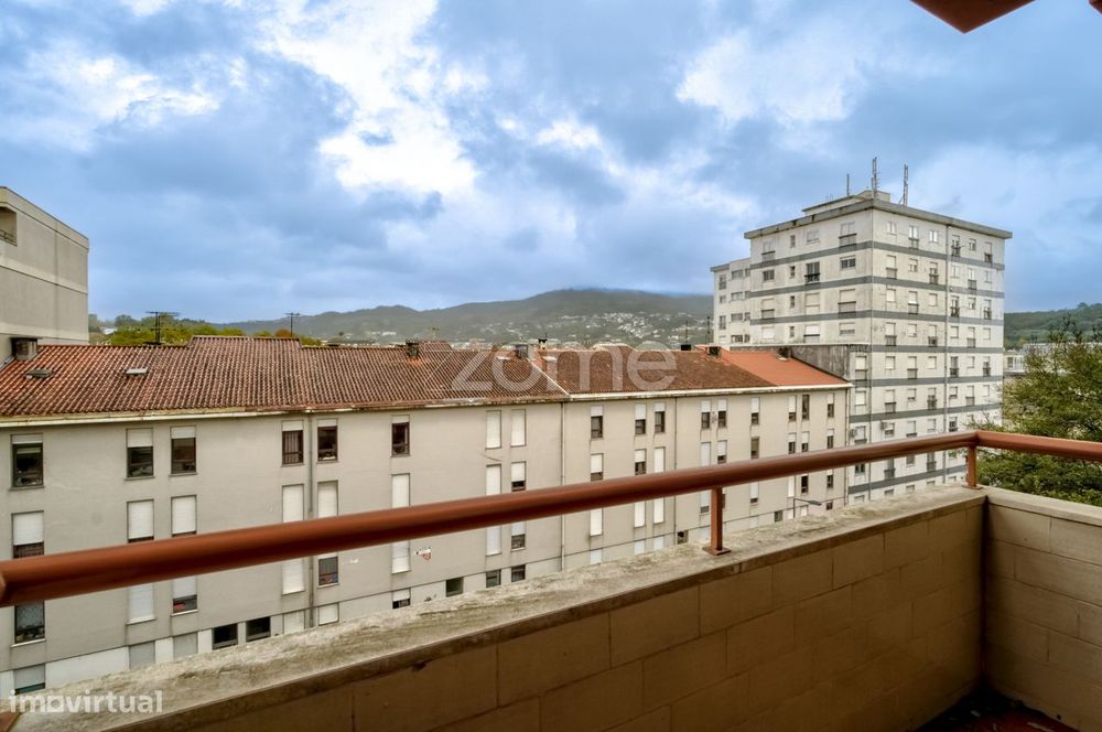 Apartamento T3 todo renovado c/garagem na Av. de Londres em Guimarães
