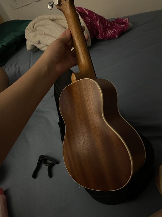 Ukelele Grape + Capo + Case