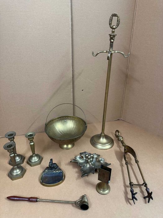 Różne ozdobne wyroby z mosiądzu