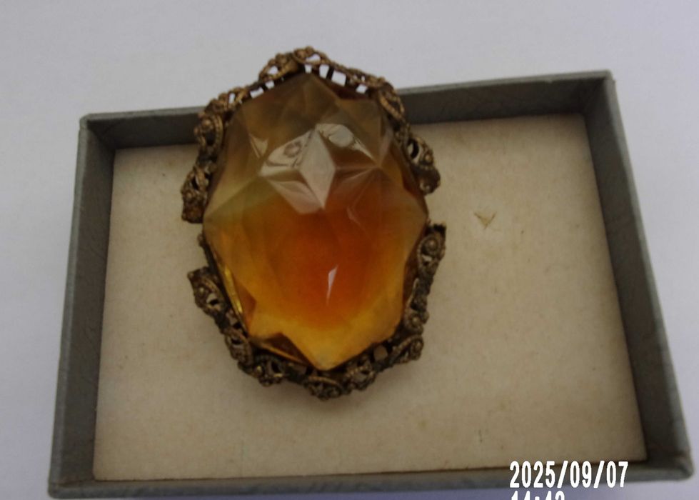 Broche muito antigo com grande pedra em vidro lapidado e bronze