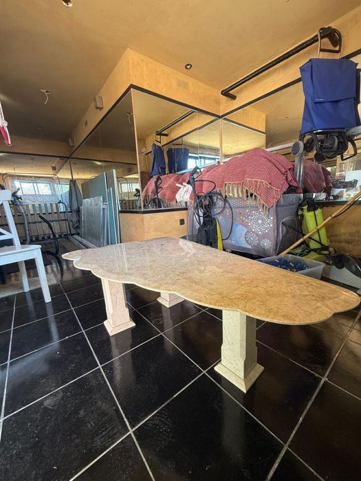 mesa de apoio feita de mármore