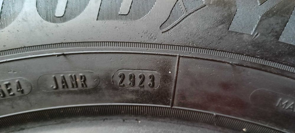 2X 225/60R18 104V Goodyear ultra grip Performance+ SUV 353E