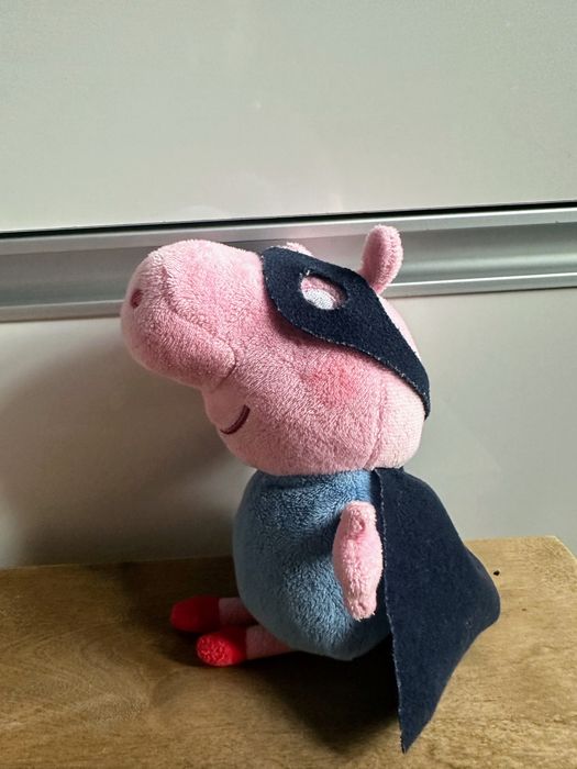Świnka Peppa i brat George w masce maskotki