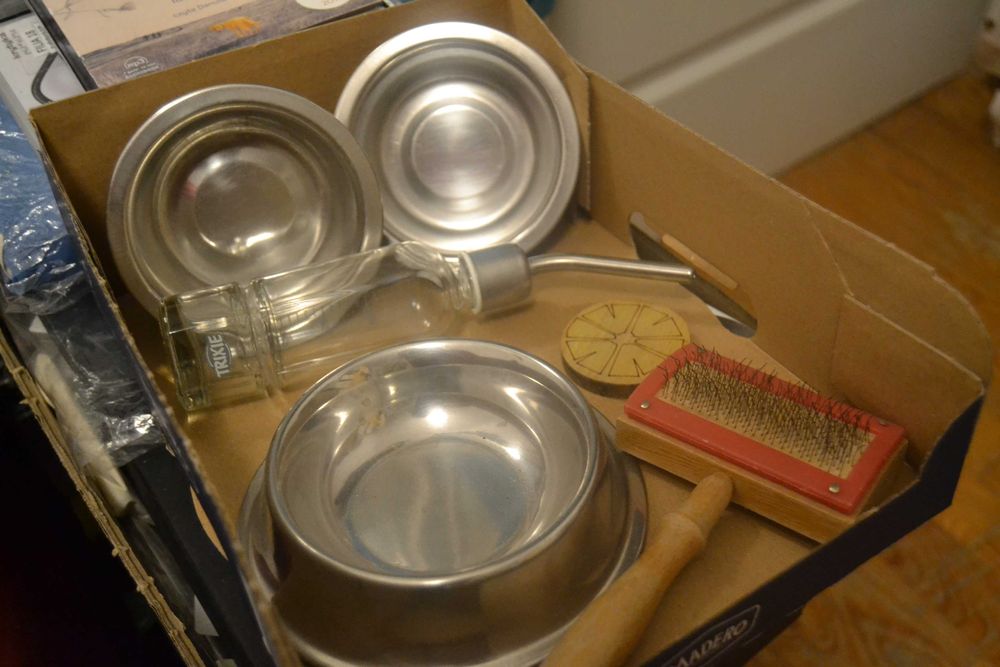 Akcesoria dla gryzoni: poidełko Trixie, szczotka, miseczki, drewienko