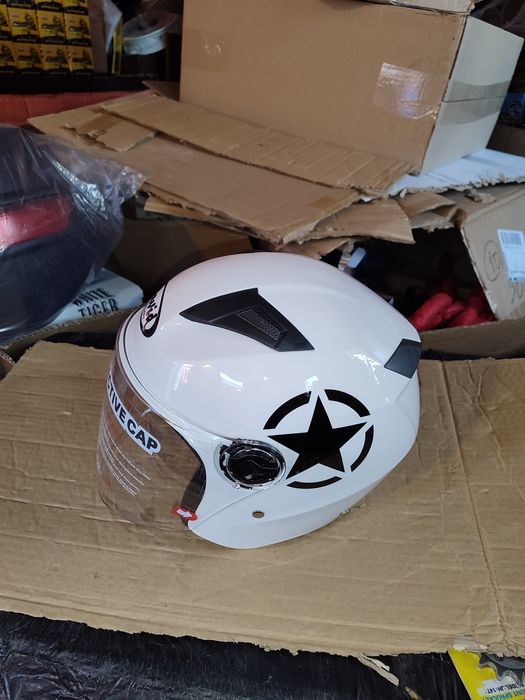 Шолом відкритий дуже легенький і гарно сидить на голові.Розмір 57-58см