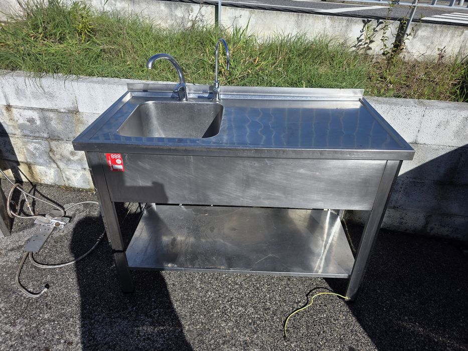 Bancada de Inox com pia e 2 torneiras