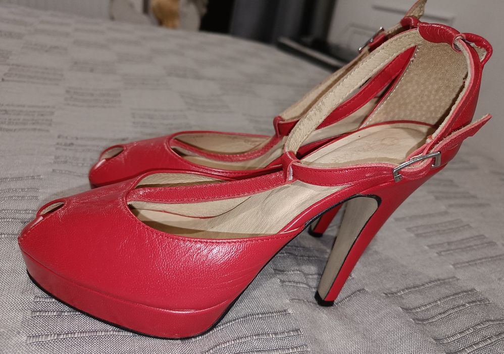 Szpilki w kolorze malinowym skóra naturalna