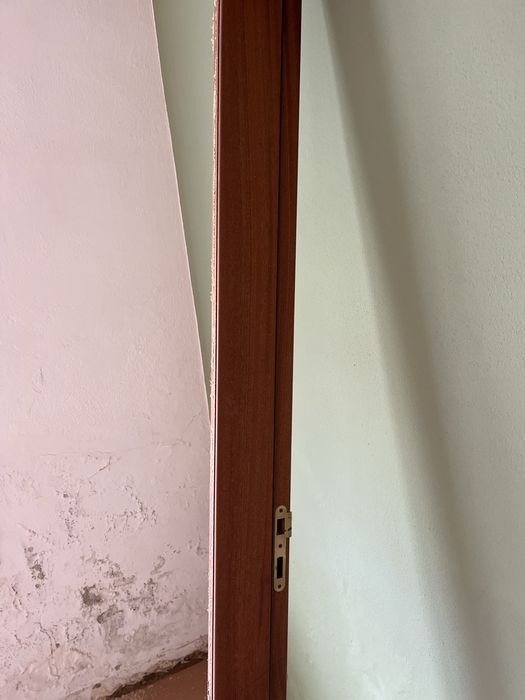 Porta interior castanho