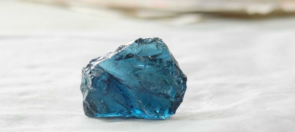 Mineral azul em estado bruto