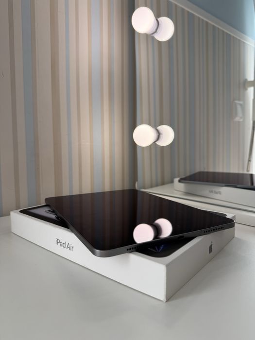 iPad Air 11, 128 GB + Case with Keyboard and Stylus64738747582723121