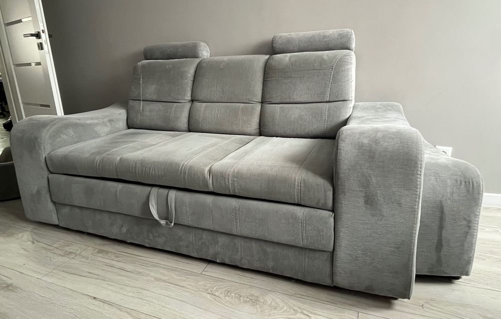 Sofa z pufami i zagłówkami, funkcją spania
