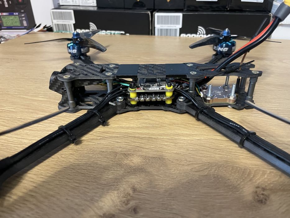 Dron fpv z aparatura