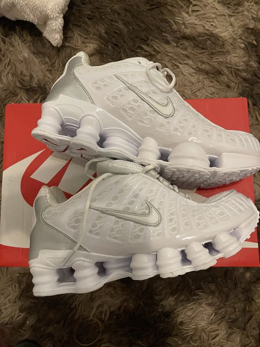 Nike Shox TL Original na cor Branco/Metallic Silver.