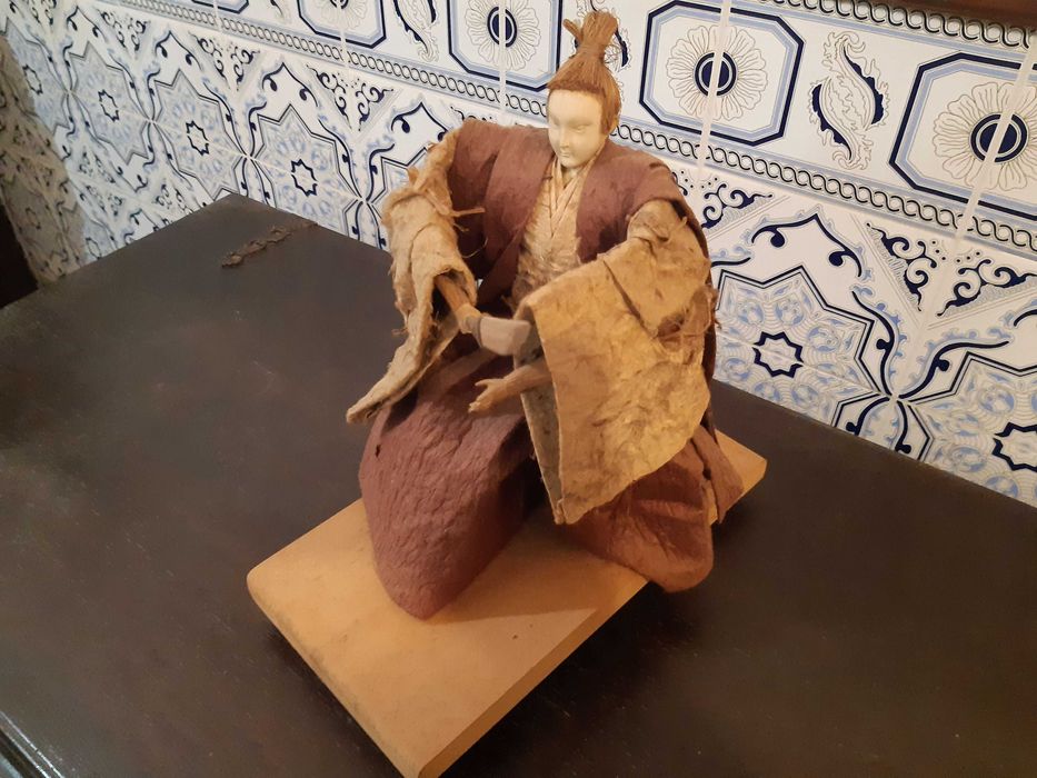 Artesanato japonês, imitando senhor feudal, altura 31cm