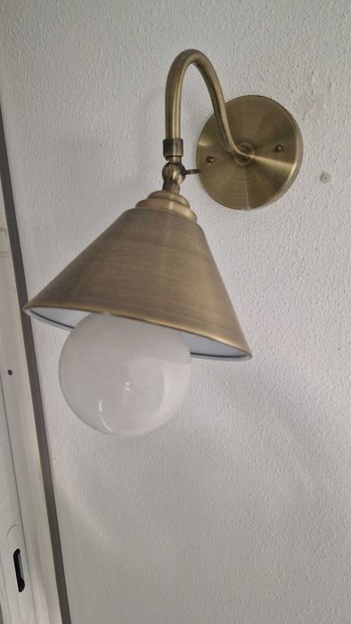 Aplique de parede dourado escovado