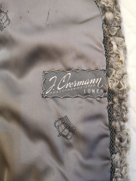 Karakuły, krótka kurtka w odcieniach szarości