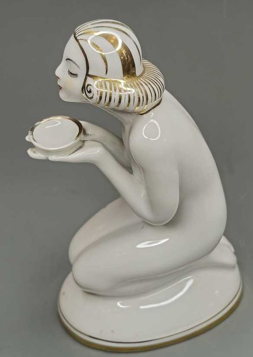 Dziewczyna klęcząca z miseczką Bogucice