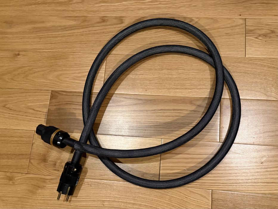 Illuminati Power Reference One kabel sieciowy