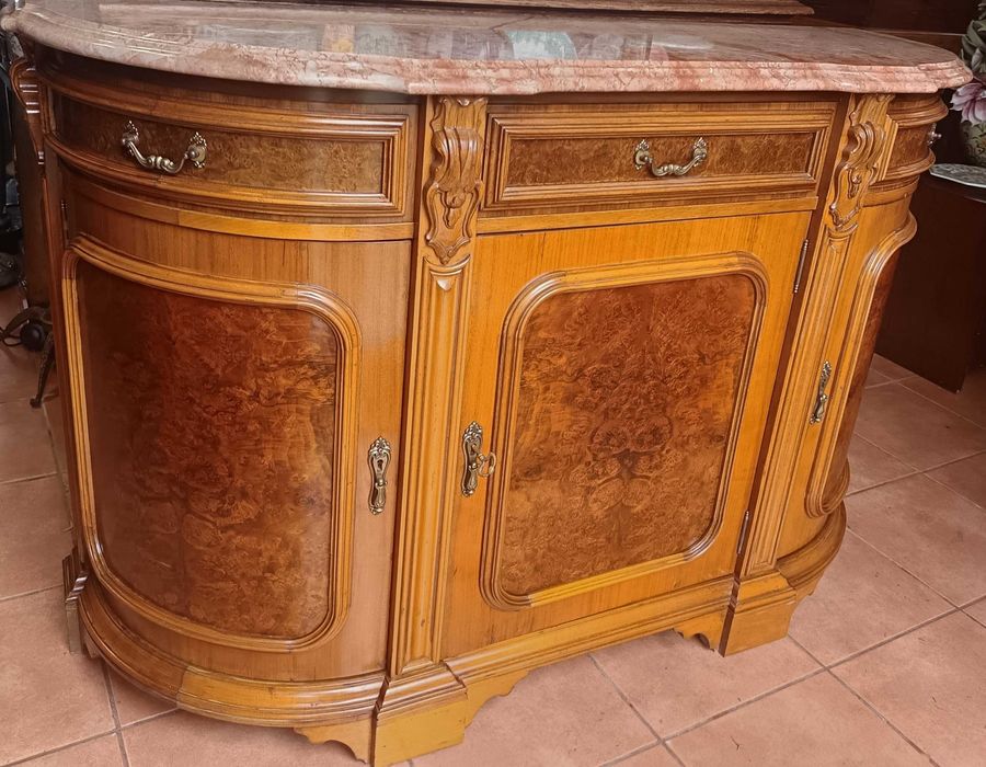 Móvel aparador com pedra rosa