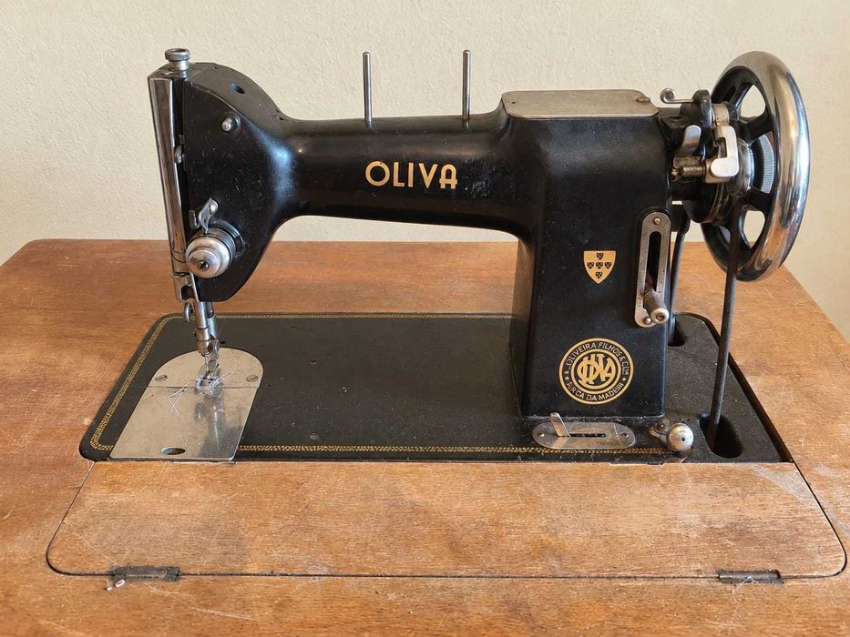 Mesa com máquina de costura OLIVA