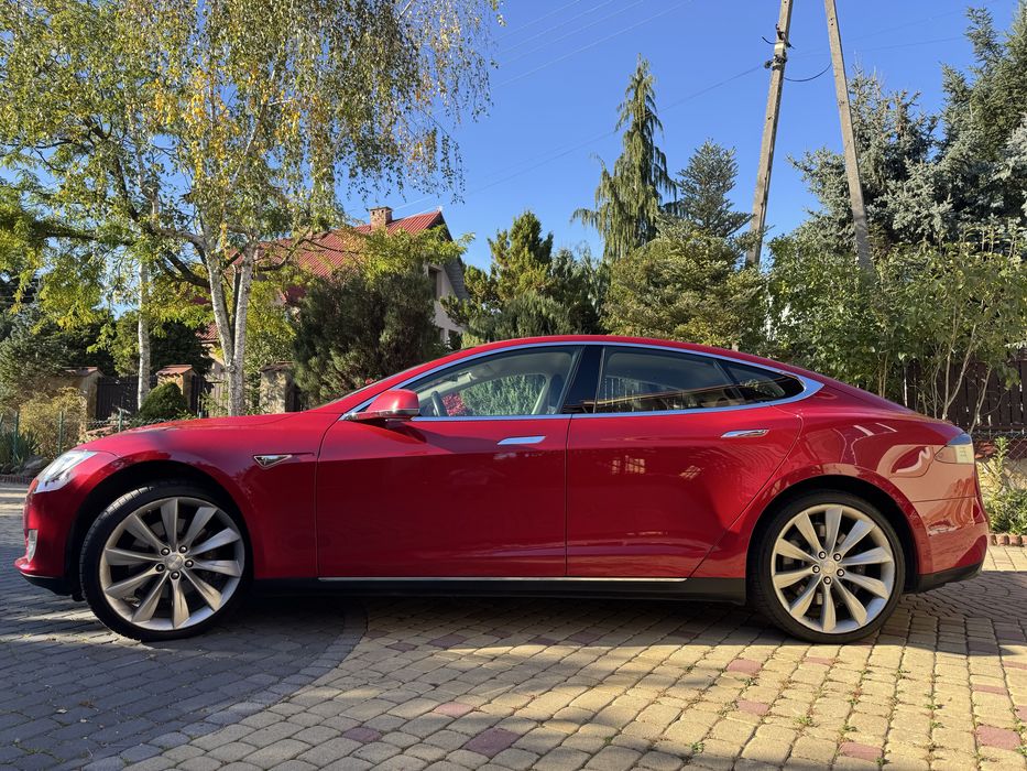 Tesla model S85 zarejestrowana zadbana