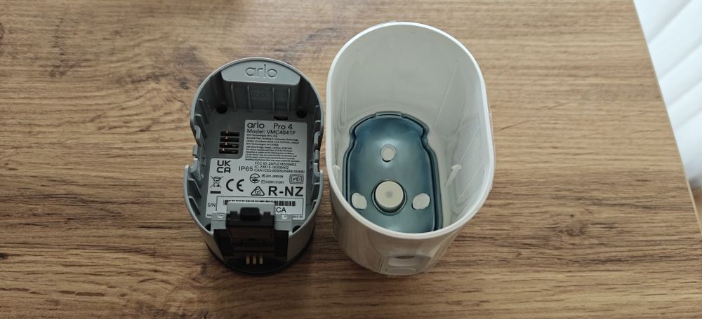 Безпровідні камери відеоспостереження Arlo Pro 4