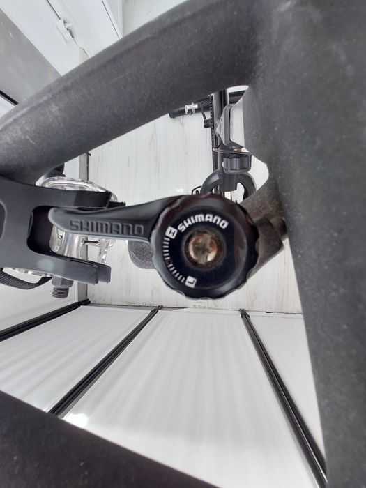 Bicicleta de Sprinting BH com mudanças Shimano e pedais mistos