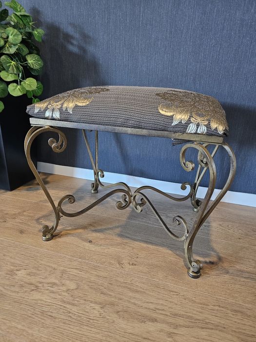 Banqueta em ferro com estofo