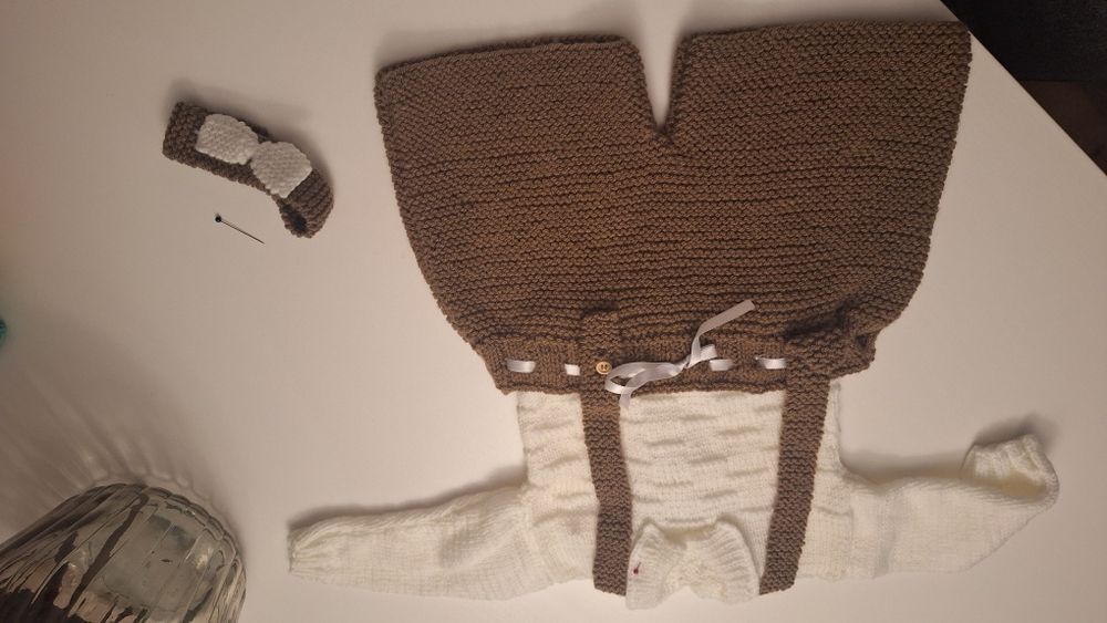 Conjunto em lã,  dá  para menino ou menina.