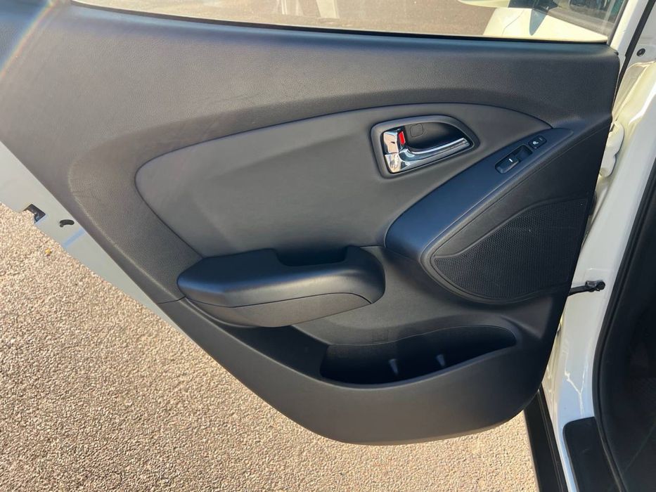 В продажу Hyundai Tucson/IX35 2 літра дизель передній привід із Кореї