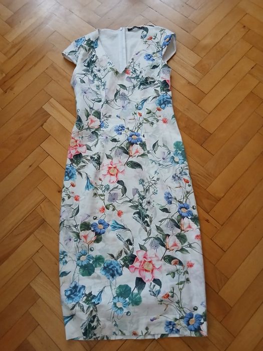 Sukienka za kolana  Mohito  na białym tle  kwiatki 36