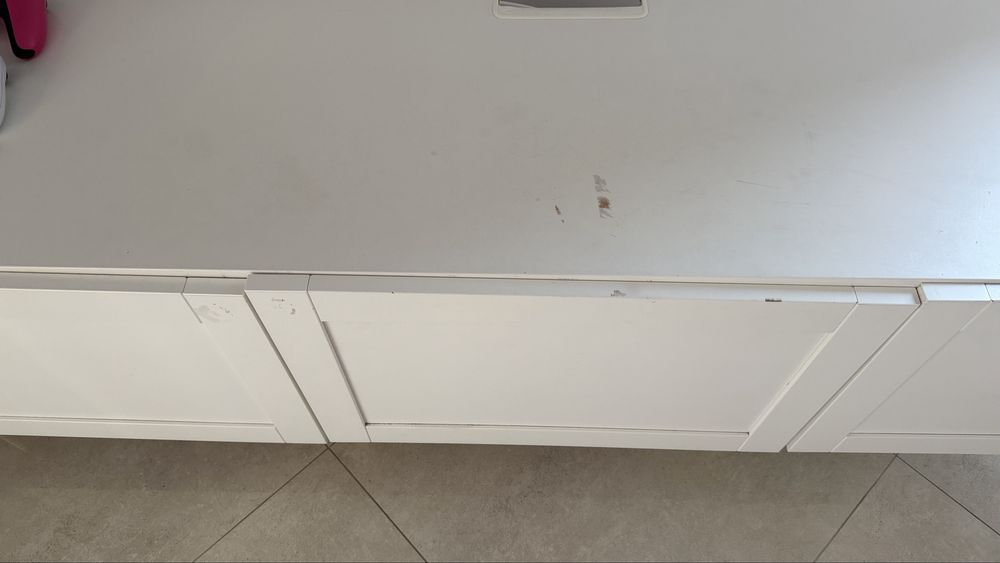 Szafka RTV na złotych nogach