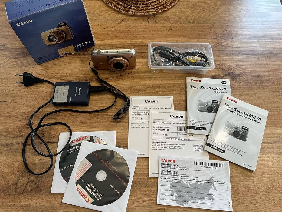 Цифровий фотоапарат бренду Canon, модель SX 210IS.