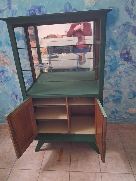 Movel vitrine em nadeira de castanho pintado de verde
