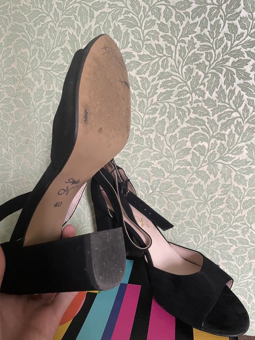 Чорні замшеві босоніжки