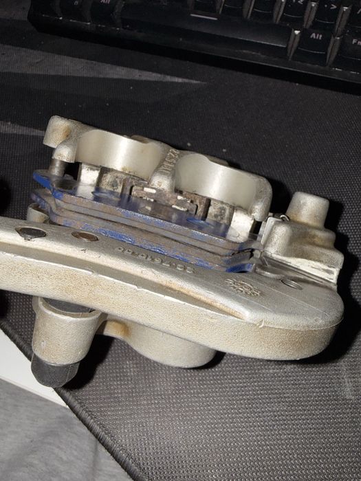Zacisk hamulcowy brembo przód exc 200 R 98-03