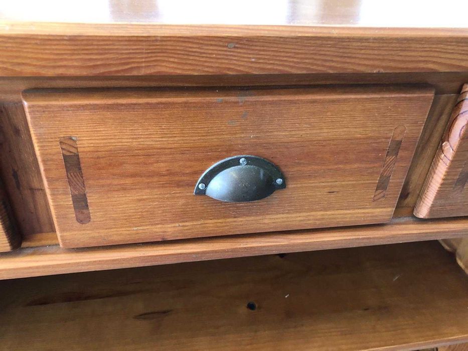 Aparador em madeira massissa em muito bom estado