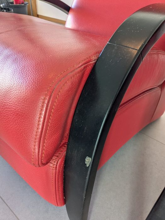 2 cadeirões em couro vermelho