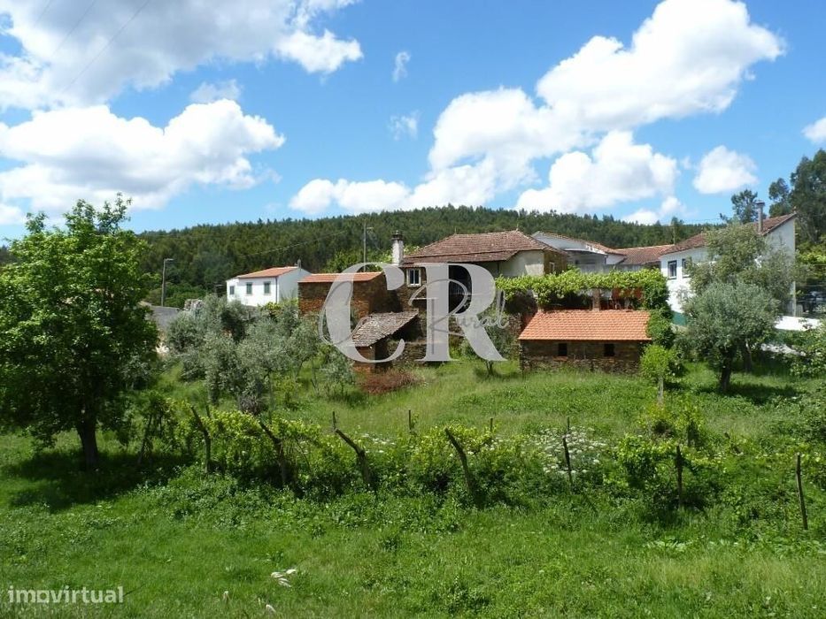 Casa em pedra para restaurar com pátio privado e jardim em Pedrógão Gr