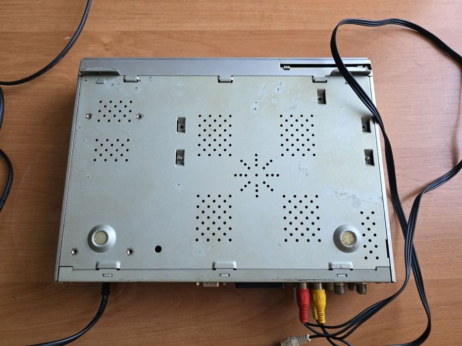 Супутниковий тюнер  onenbox F-300FTA в гарному стані.